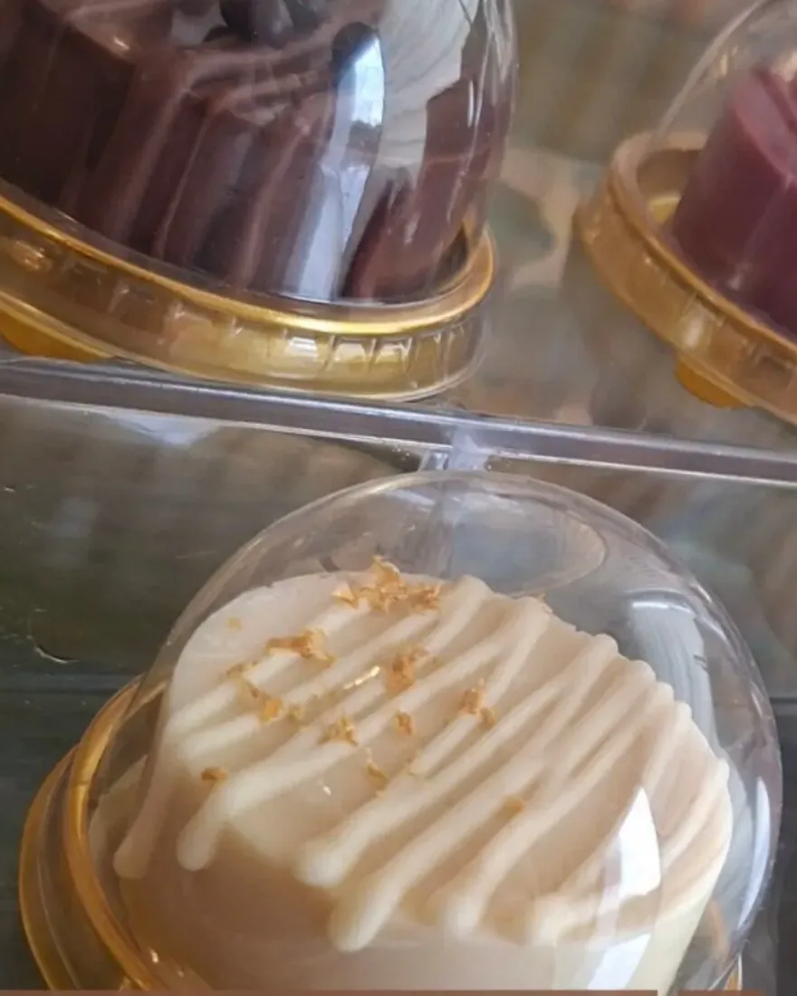 Corazón de chocolate blanco bajo su domo