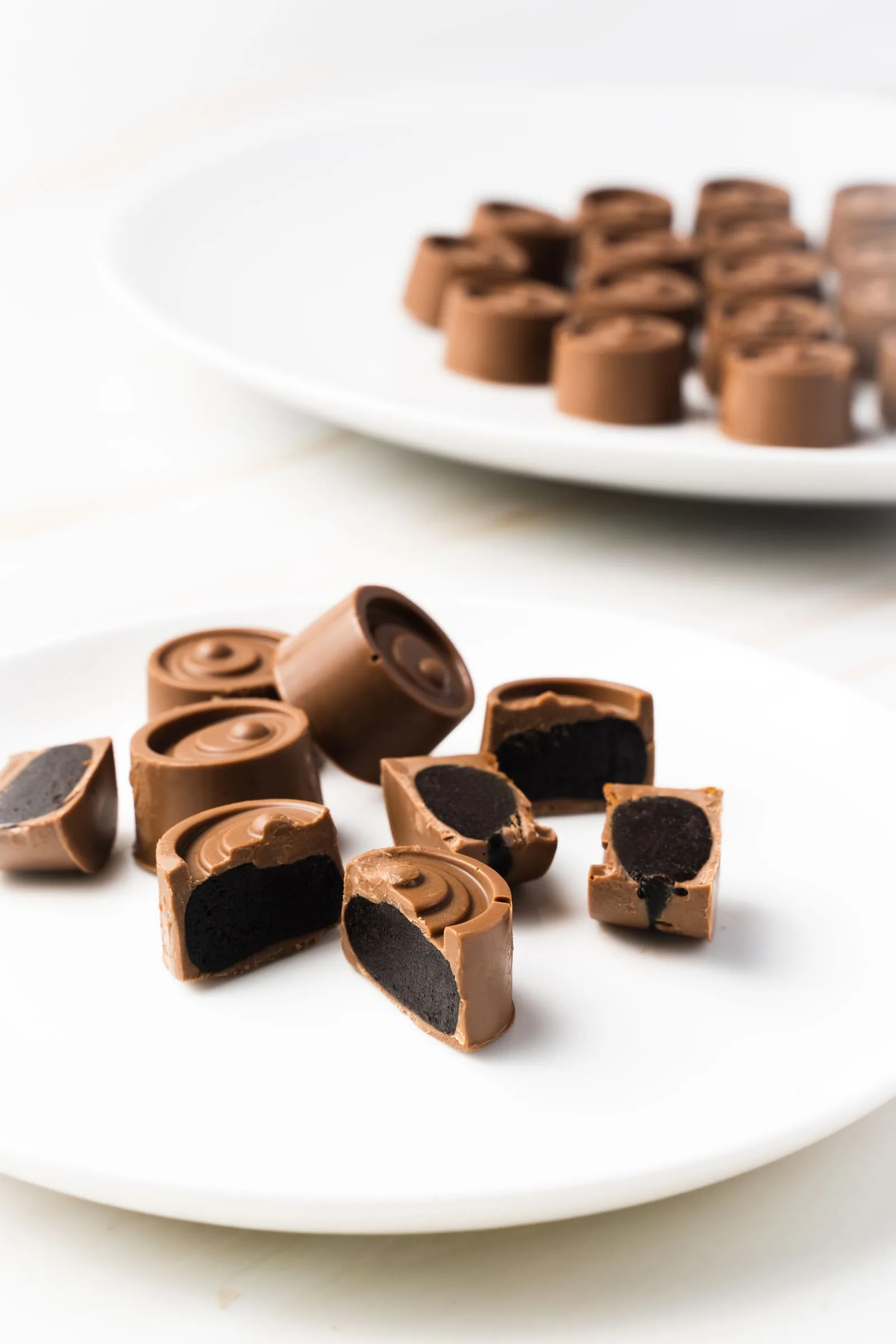 Bombones de chocolate con relleno en primer plano