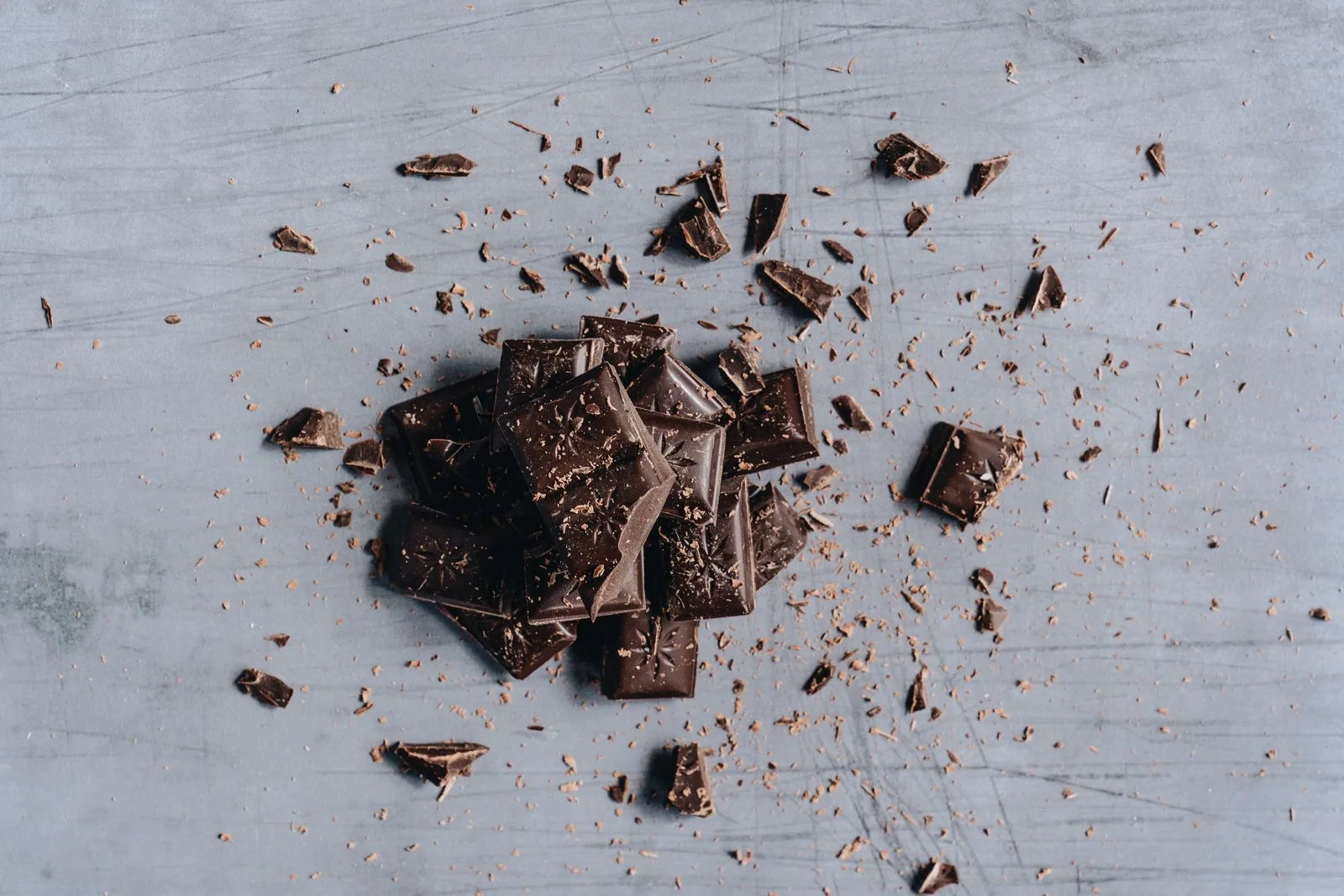 Textura y quiebres de barras de chocolate oscuro
