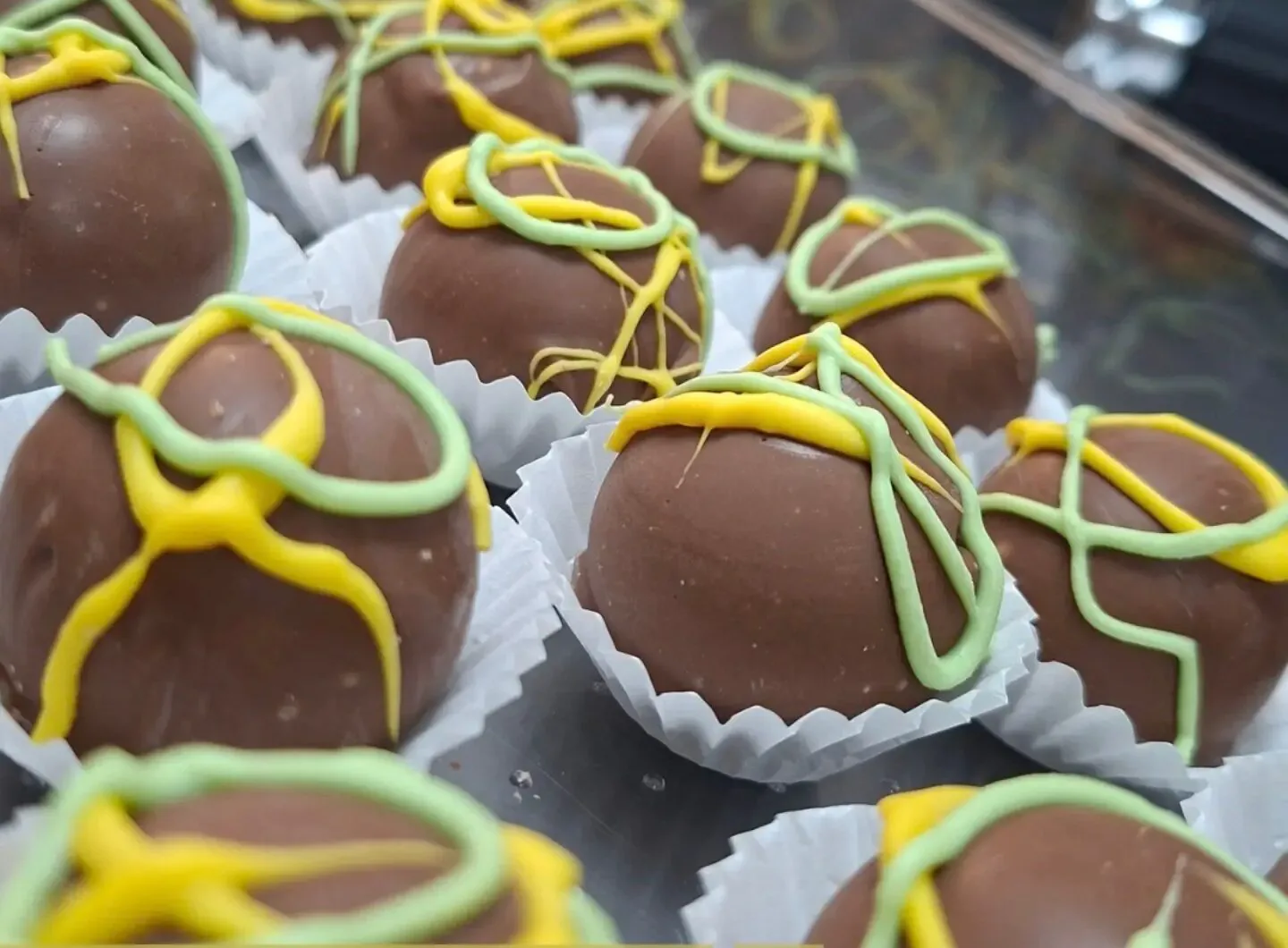 Trufas Dubái con hilos verdes y amarillos