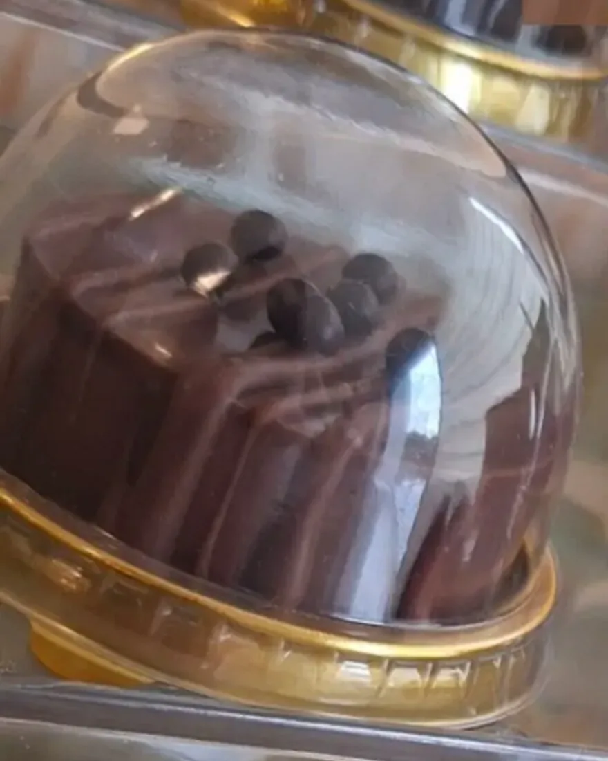Corazón de chocolate de leche con perlas de chocolate