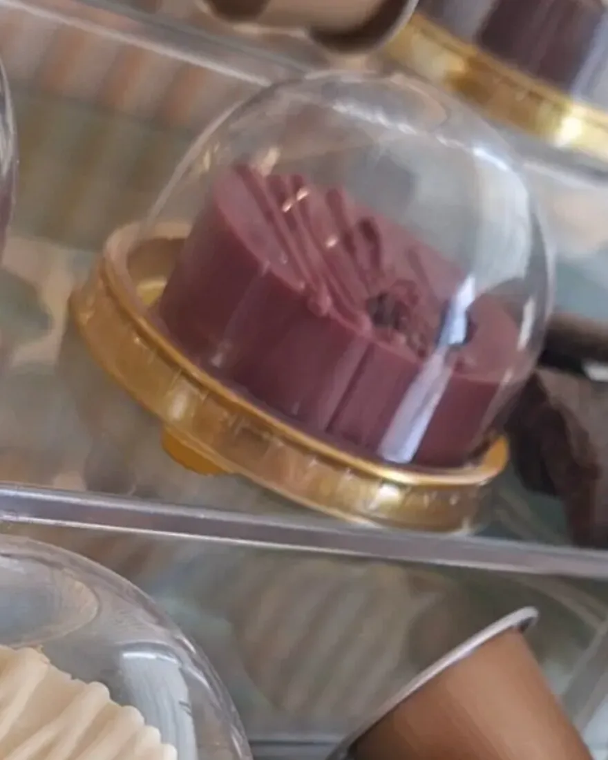 Corazón de chocolate ruby bajo su domo