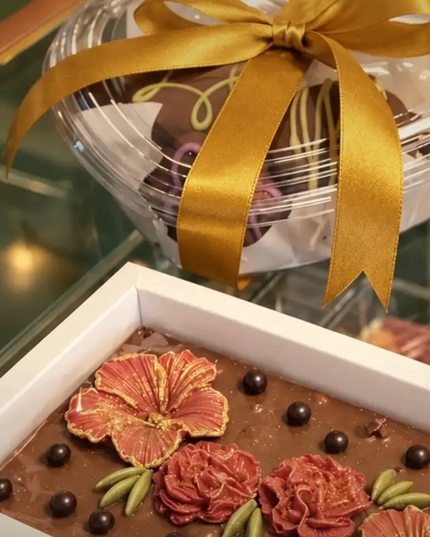 Barra de chocolate decorada con flores, en su caja de regalo