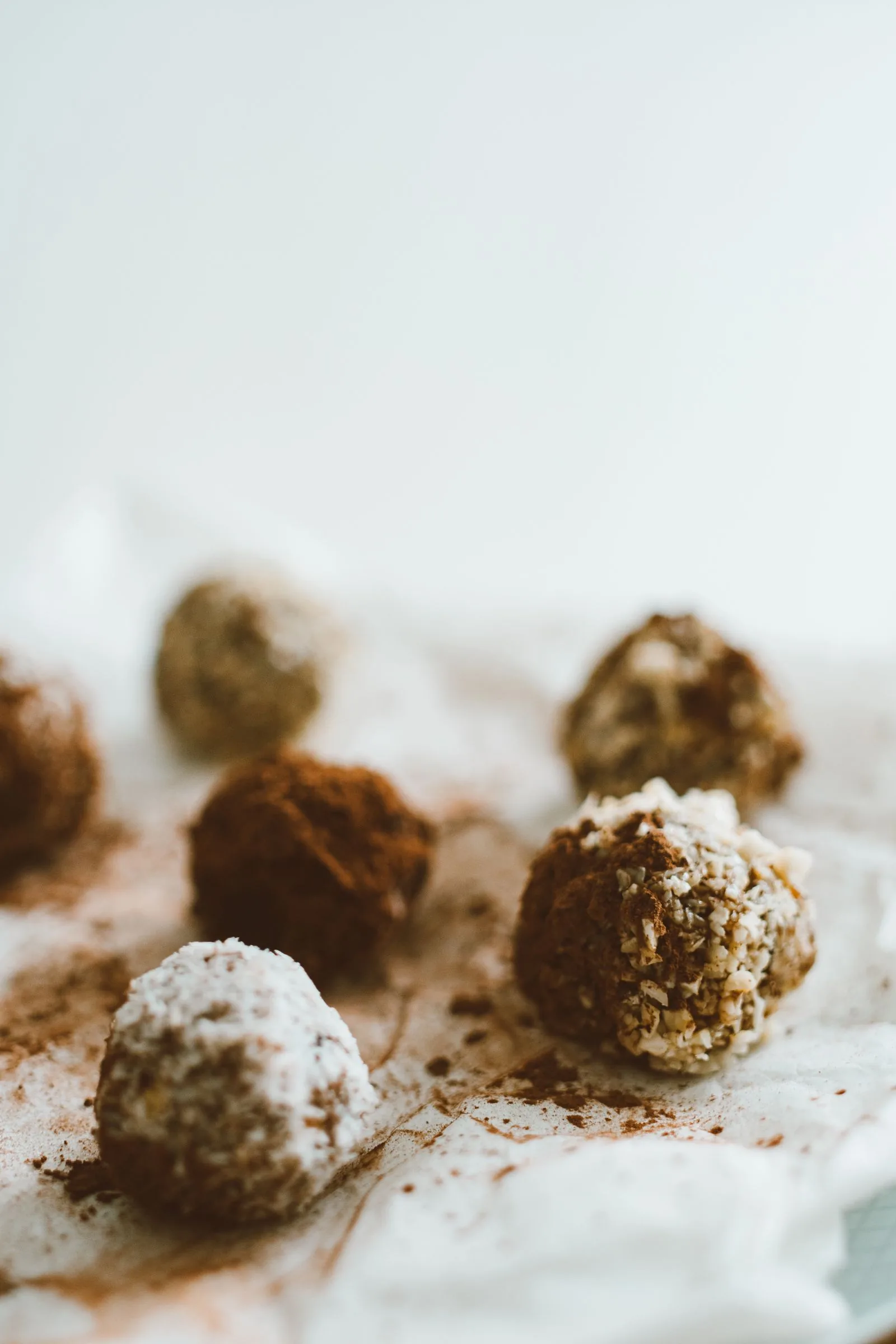 Trufas de chocolate presentadas sobre papel de pastelería